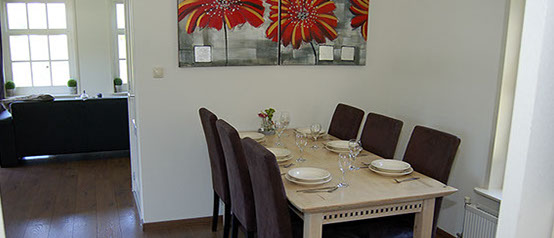 Limosa Wieringen - de ruime eetkamer Vakantiewoning Limosa Wieringen - de ruime , aparte eetkamer met prachtig uitzicht