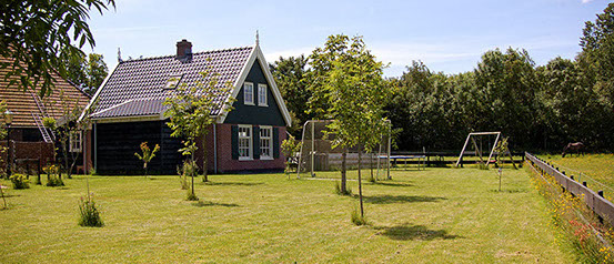 Limosa Wieringen - de mooie grote tuin Vakantiewoning Limosa Wieringen - grote tuin vol vertier en een eigen parkeerplaats